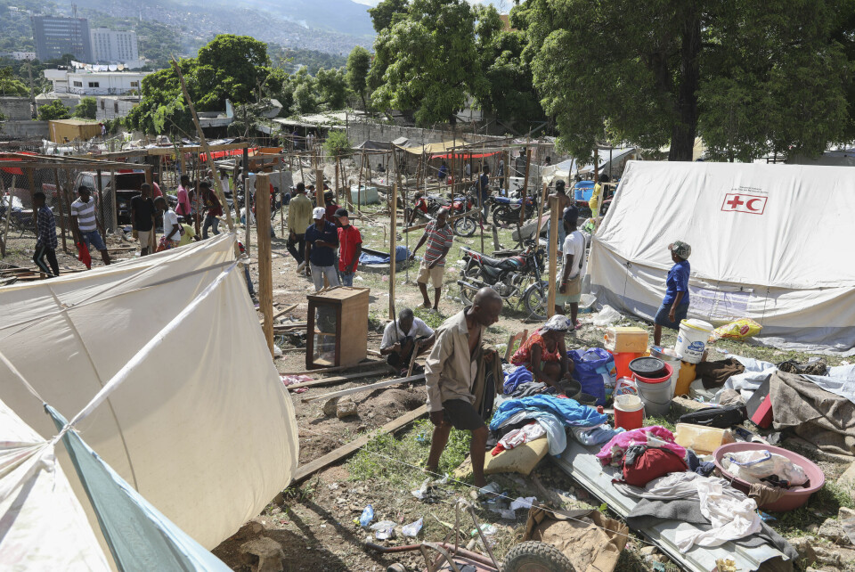HAITI: Over én million haitiere er på flukt i Haiti, ifølge FN. Bildet viesr fordrevne mennesker i Port-au-Prince som jobber med å sette opp en provisorisk teltleir. Bildet ble tatt i november i fjor. Kun det siste året har antallet internflyktninger i Haiti tredoblet seg som følge av gjengvolden i landet. Foto: Odelyn Joseph / AP / NTB