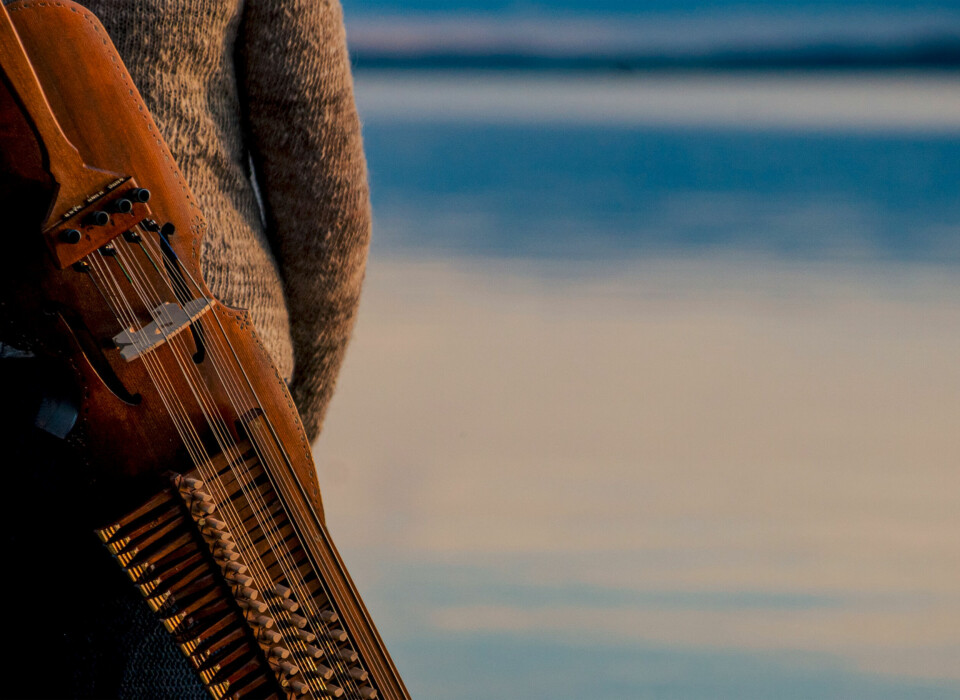 MUSIKK: Ingvild Habbestad spiller nøkkelharpe. Hun har laget «Blikstilt» sammen med Trond Kjelsås. Bildet viser Ingvild Habbestad som står med instrumentet nøkkelharpe. Foto: Elias Habbestad Kjelsås / Handout / NTB