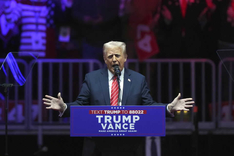HOLDT TALE: Donald Trump talte til fansen sin søndag kveld. Han lover store endringer når han blir president. Bildet viser Donald Trump som holder tale i Capital One-arenaen i Washington. Foto: Matt Rourke / AP / NTB