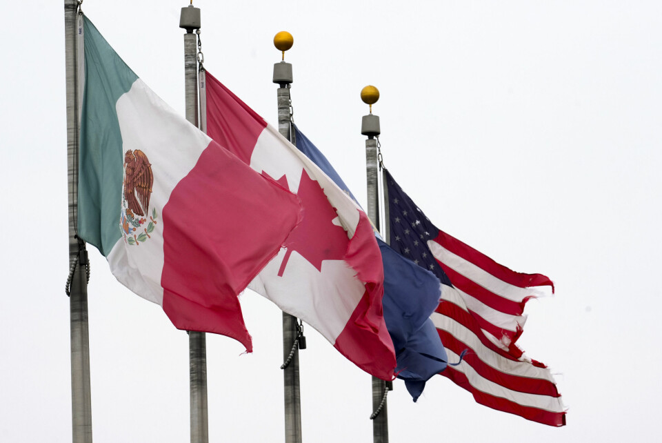 UTSETTER TOLL: USA utsetter toll på noen varer fra Mexico og Canada. Bildet viser flaggene til Mexico, Canada og USA. Arkivfoto: Paul Sancya / AP / NTB