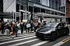 Bildet viser folk som protesterer mot Tesla og Musk i New York i USA. Foto: Jeenah Moon / Reuters / NTB