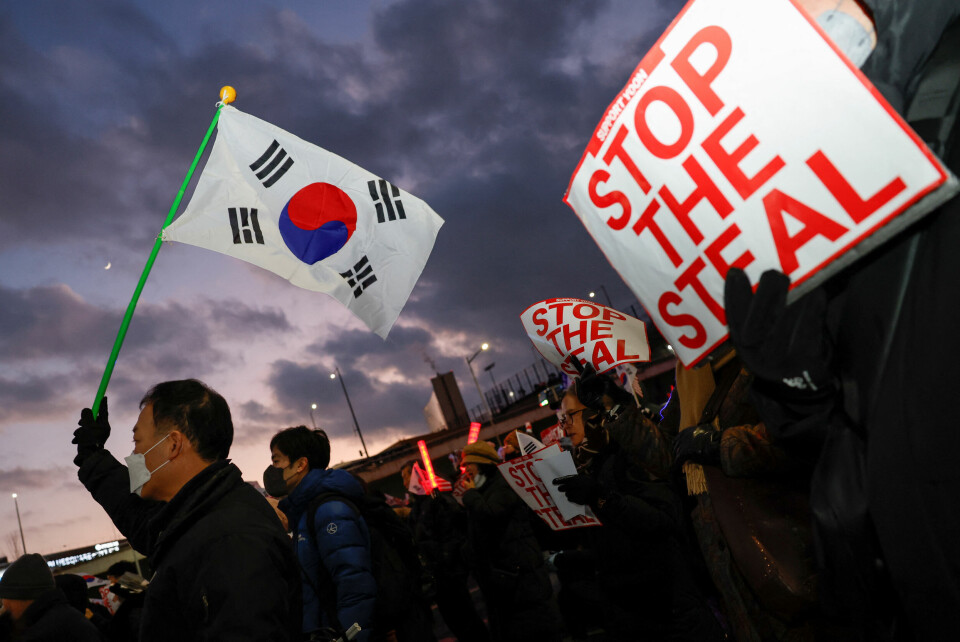 STØTTER PRESIDENTEN: Flere støtter president Yoon Suk-yeol i Sør-Korea. Bildet viser Yoons støttespillere i Sør-Korea. Foto: REUTERS/Kim Soo-hyeon