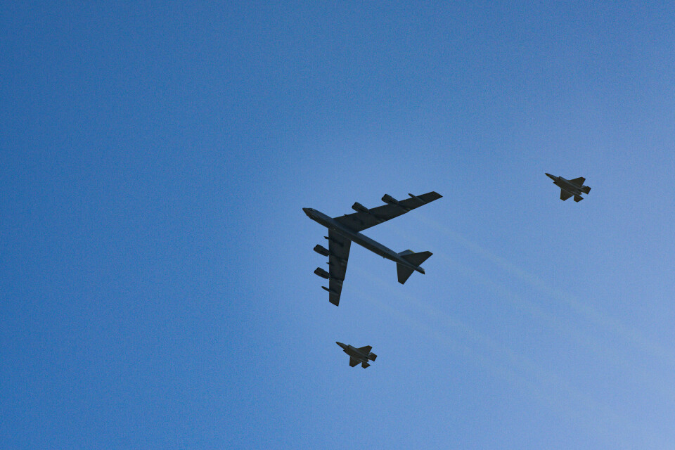 ØVELSE: Et amerikansk bombefly fløy over Oslo fredag formiddag. Amerikansk B-52 Stratofortress eskorteres av F-35 fly i luftrommet over Oslo. Foto: Erik Flaaris Johansen / NTB