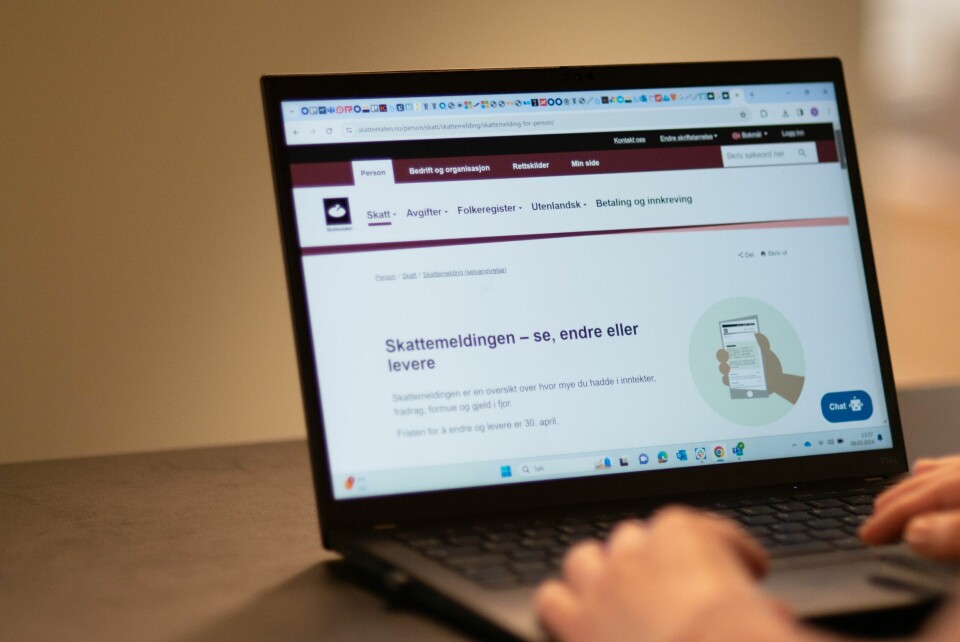 SKATTEMELDINGEN: Syns du tallene er vanskelige å skjønne? Du kan gi en annen person tilgang til å sjekke skattemeldingen for deg. Bilde av person som skal se på skattemeldingen. Foto: Anders Stensland Olsen / Klar Tale