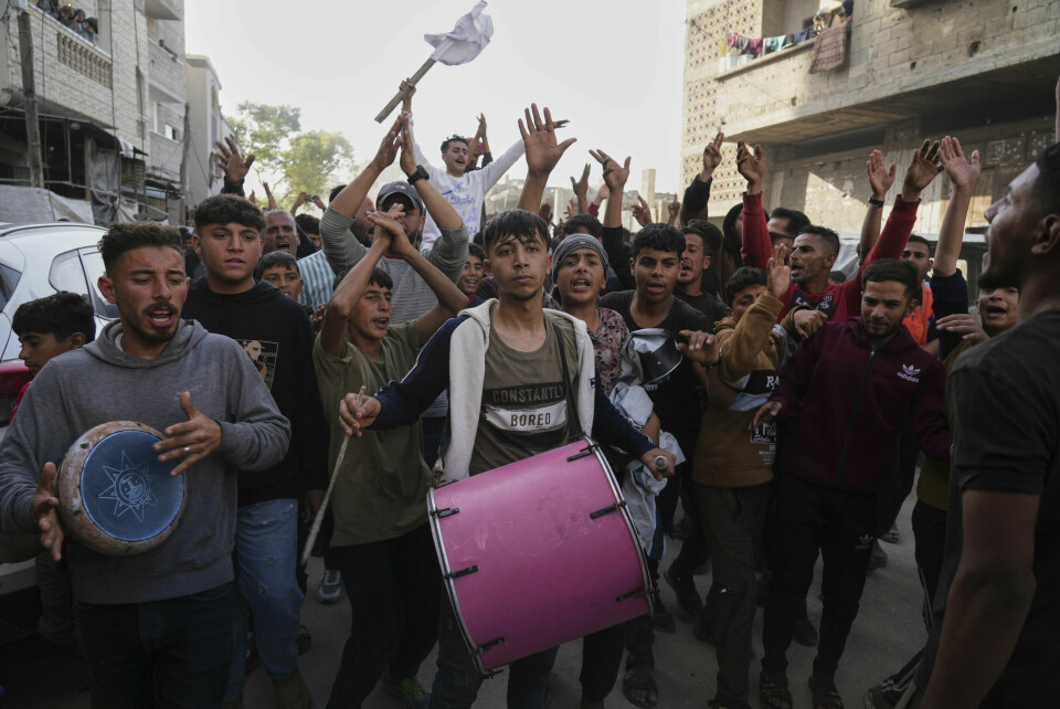 PROTESTERTE: Palestinere protesterte mot Hamas tirsdag og onsdag. – Kom dere ut, ropte demonstrantene. Bildet viser palestinske demonstranter i byen Beit Lahiya som protesterer mot Hamas. Foto: Jehad Alshrafi / AP / NTB