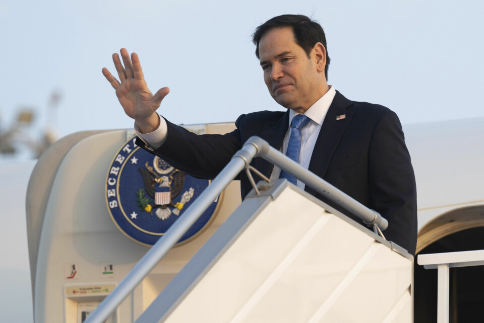 ANGREP: Marco Rubio og flere andre amerikanske ledere delte informasjon om militære angrep på appen Signal. USAs utenriksminister Marco Rubio går om bord i et fly i Saudi-Arabia etter samtalene med Ukraina. Foto: Saul Loeb / Pool Photo via AP / NTB