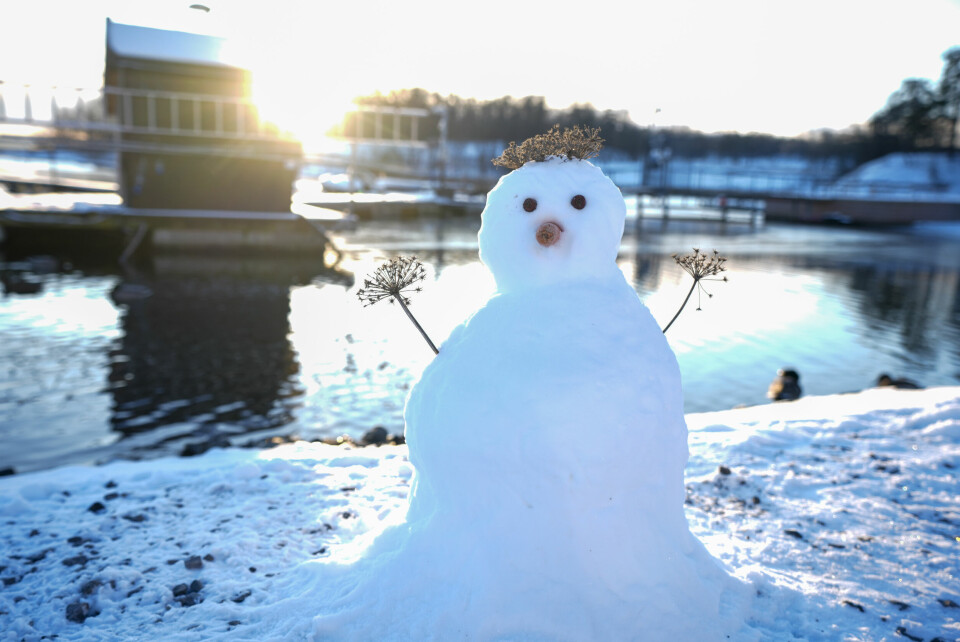 VÆR: Sør-Norge kan se fram til sol i løpet av helgen. Sør-Norge kan se fram til sol i løpet av helgen. Med snøen som ligger igjen etter mandagen, kan man fortsatt lage snømenn av. Foto: Lise Åserud / NTB