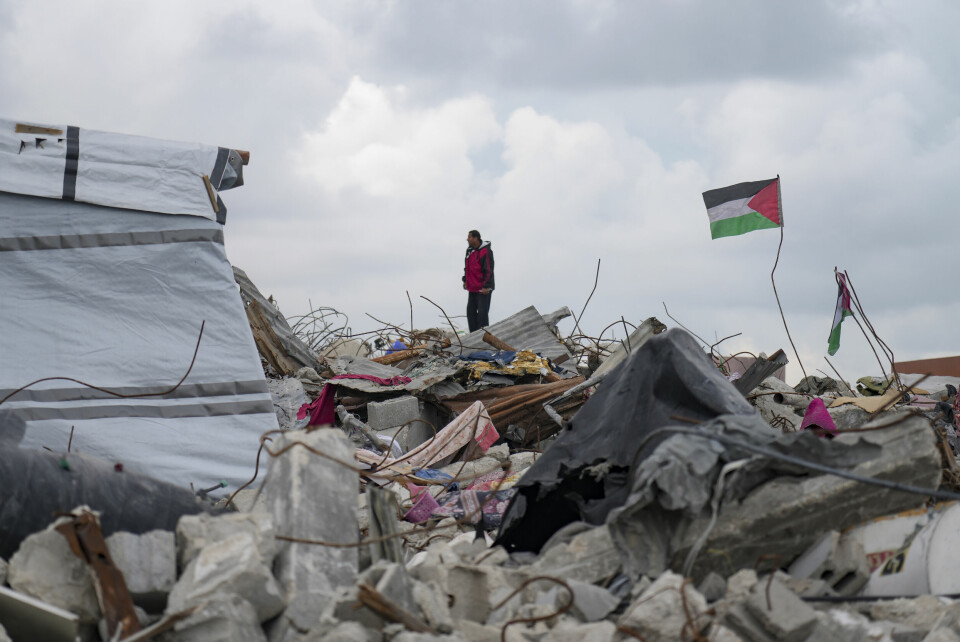 RUINER: En mann står i ruinene av hjem på Gaza. Bildet viser en mann som står i ruinene av sitt hjem på Gaza. Foto: AP Photo/Abdel Kareem Hana/NTB