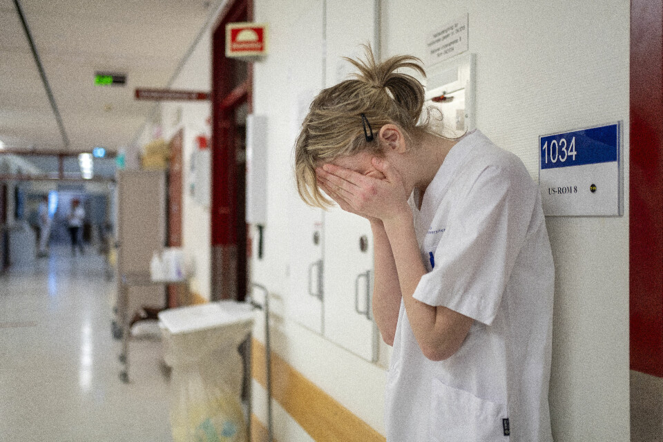 MYE SYKE: – Jeg må si jeg synes det er ganske frustrerende med dem som mener vi har det for godt. Og at det er årsaken til at sykefraværet har økt. På samme tid kuttes det nesten alle steder der de jobber med mennesker, skriver Anniken Bye. Bildet viser en sykepleier som holder henda foran ansiktet. Foto: Gorm Kallestad / NTB