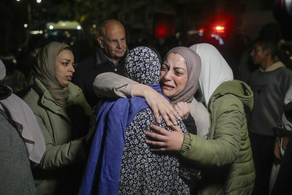 VÅPENHVILE: Våpenhvilen mellom Israel og Hamas startet søndag. Flere palestinske fanger ble løslatt fra fengsel i Israel. En av de løslatte palestinske fangene tas imot i Beitunia på den okkuperte Vestbredden. Foto: Leo Correa / AP / NTB