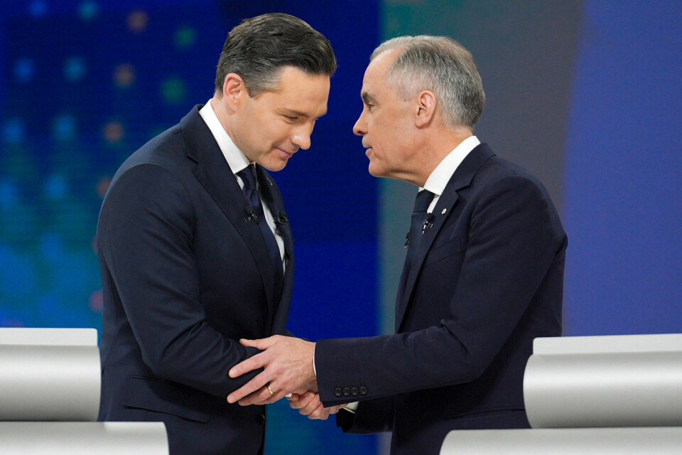 Pierre Poilievre og Mark Carney tar hverandre i hånden etter en politisk debatt 17. april. Bildet viser de to kandidatene Poilievre og Carney. De tar hverandre i hendene etter en politisk debatt.