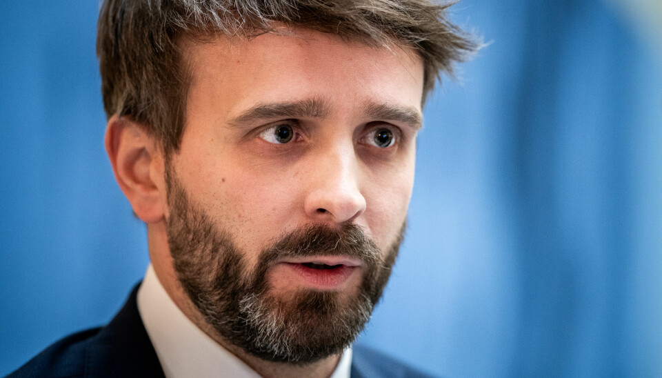 SOLARIUM: Helseminister Jan Christian Vestre vil skjerpe reglene for solarium. – Vi er i verdenstoppen på hudkreft, sier han. Bilde av Helse- og omsorgsminister Jan Christian Vestre i vandrehallen i Stprtinget. Foto: Thomas Fure / NTB