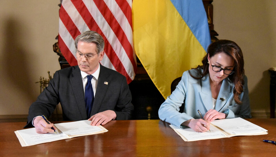 AVTALE: USA og Ukraina signerte en avtale om økonomisk partnerskap. Næringsminister Yulia Svyrydenko signerte på vegne av Ukraina. Finansminister Scott Bessent signerte på vegne av USA. Bilde av USAs finansminister Scott Bessent og næringsminister Yulia Svyrydenko som signerer avtale om mineraler.