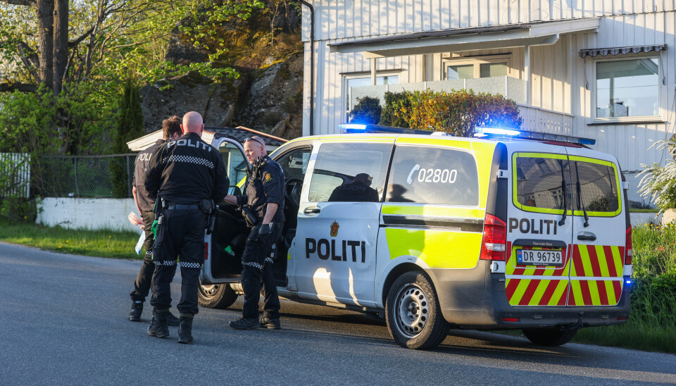 KNIVSTIKKING: En gutt i tenårene ble knivstukket i Sandefjord torsdag kveld. Gutten ble kritisk skadd. Bilde av politi i Sandefjord etter tilfelle av knivstikking av ungdom. Foto: Trond Reidar Teigen / NTB