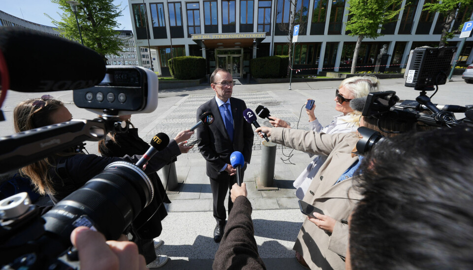 KONFLIKT: Espen Barth Eide sier at situasjonen mellom India og Pakistan er den mest alvorlige på flere tiår. Utenriksminister Espen Barth Eide står foran Utenriksdepartementet og snakker med en gruppe journalister som holder mikrofoner og kameraer mot ham.