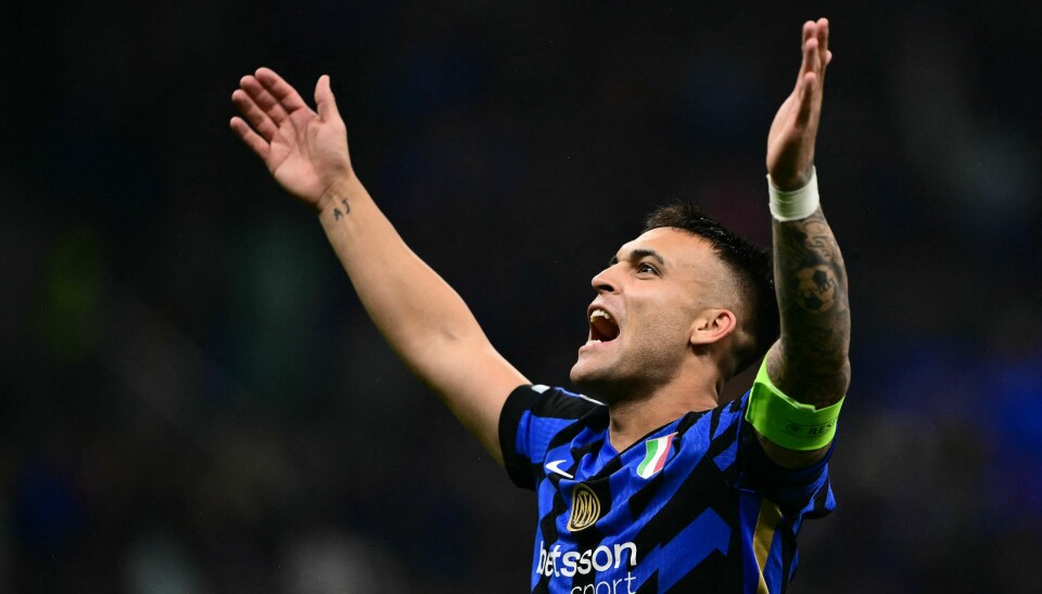 JUBLER: Inter er klare for finalen i Champions League. Kaptein Lautaro Martínez kunne feire etter en dramatisk kamp mot Barcelona. Laurtaro Martinez fra Inter jubler med armene i været etter seier. Han har på seg blå og svart drakt med kapteinsbind og ser glad ut.