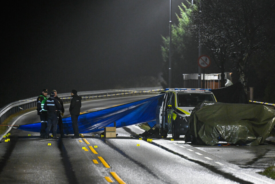 SKYTING: To personer ble drept i Rogaland natt til lørdag. Politiet holder vakt på åstedet etter at en mann i 40-årene og to politifolk ble skadet i en skuddveksling på Klepp i Rogaland natt til lørdag. Mannen i 40-årene og en av politifolkene, en mann i 20-årene døde senere av skadene. Foto: Carina Johansen / NTB