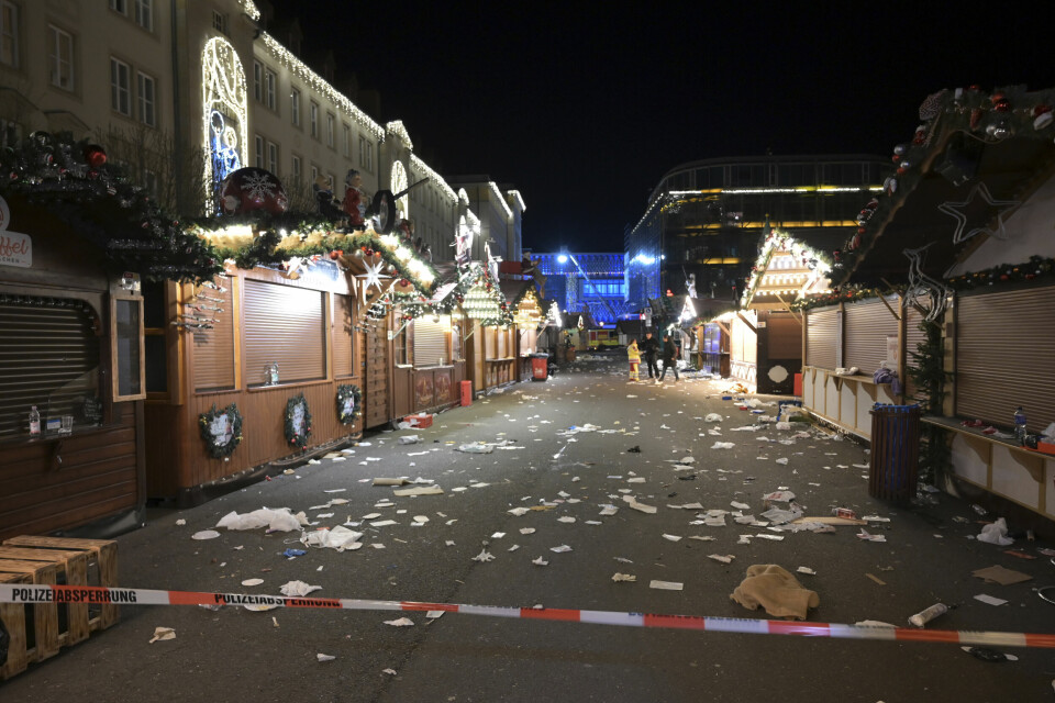 ANGREP: Flere personer ble drept da en mann kjørte inn i et julemarked i Tyskland fredag. Foto: Heiko Rebsch / dpa via AP. Slik så det ut på det avsperrede julemarkedet i Magdeburg etter det politiet antar er et angrep. Foto: Heiko Rebsch DPA / AP / NTB