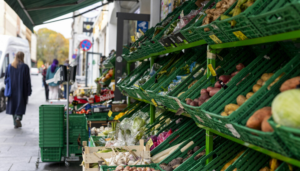 FRUKTKUPP: Påsketilbud på ferske frukter og grønnsaker gjorde mat billigere. Bildet viser kasser med grønnsaker og frukt utenfor en butikk.