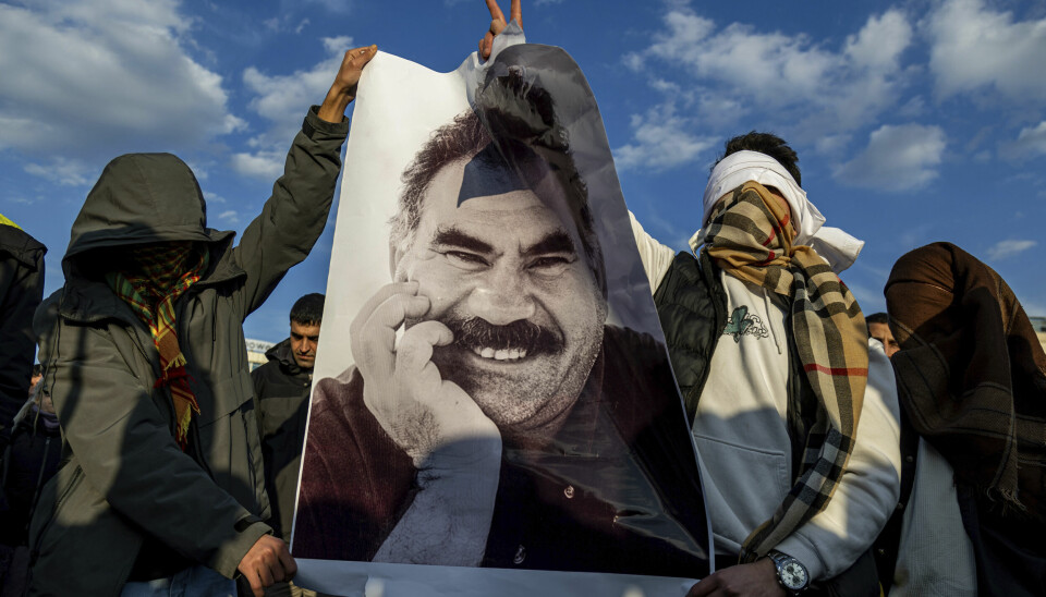 STØTTE: Kurdiske ungdommer holder en plakat med et bilde av PKK-leder Abdullah Öcalan i februar. Bildet viser kurdisk ungdom som holder opp et bilde av Abdullah Öcalan, som var leder i KPP.