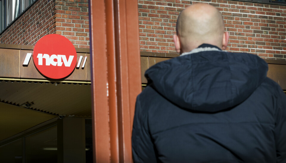 JOBBSUKSESS: En av fem arbeidssøkende har ikke behov for å komme tilbake til kontoret etter tre måneder. Bildet viser en mann som er på vei inn på et Nav-kontor.