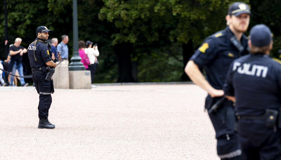 BEVÆPNING: I forrige uke fortalte regjeringen at de er åpne for at politiet kan gå med våpen fast. Bildet viser bevæpnet politi på Slottsplassen i Oslo.