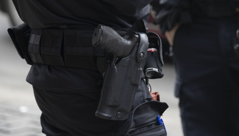FÅR BÆRE VÅPEN: Fra 1. juli skal politiet bære våpen daglig.