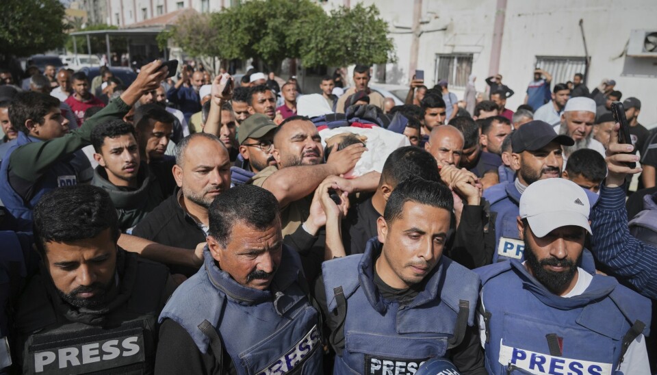 GRAVFERD: Det var fotojournalisten Hassan Eslaiah som ble drept i natt. Her bærer andre journalister ham til graven. Bildet viser en stor gruppe journalister i Gaza som bærer den døde kroppen til fotojournalist Hassan Essliah dit han skal begraves.