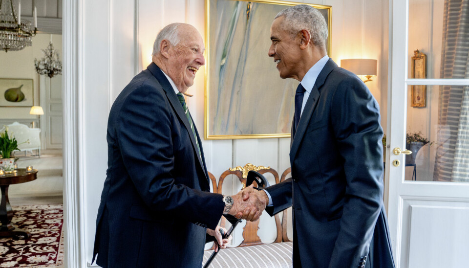 HØYTIDELIG MØTE: Kongen inviterte både Obama og Støre til lunsj. Bildet viser Kong Harald og den tidligere presidenten Barack Obama som tar hverandre i hendene på Kongsgården.