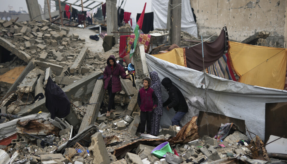 HJEMLØS: Mye skjer i Gaza. Lite av det er godt nytt. Her står en familie og kikker på ruinene av hjemmet sitt. Bildet viser to palestinske jenter som står i ruinene av hjemmet sitt.