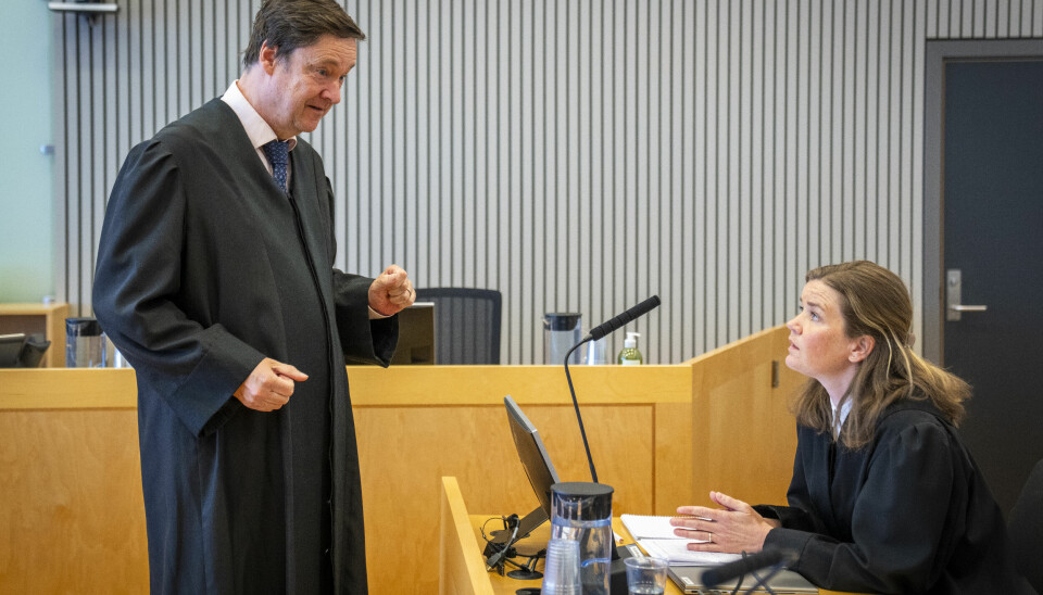 RETTSSAK: Forsvarer John Christian Elden snakker med aktor Angjerd Kvernenes under rettssaken mot Gjert Ingebrigtsen. En mann og en kvinne i svarte kapper snakker sammen i en rettssal. Mannen står og gestikulerer, mens kvinnen sitter og ser opp på ham. Begge ser alvorlige ut.