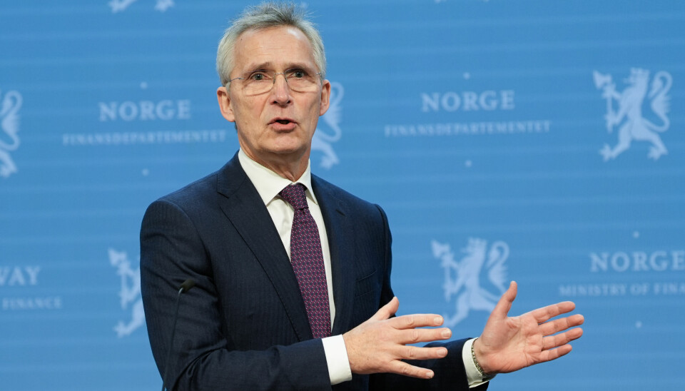 ØKONOMI: Finansminister Jens Stoltenberg legger fram revidert nasjonalbudsjett torsdag. Mange venter spent på om han vil bruke mer eller mindre penger. Jens Stoltenberg i dress og briller står foran en blå vegg med logoen til Finansdepartementet. Han snakker og gestikulerer med hendene.