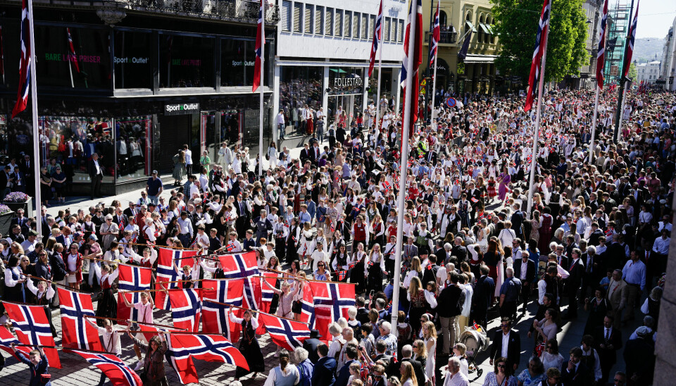 TOG: Identitet er som toget på 17. mai. Den beveger seg fremover. Og jo flere som får plass i toget, desto sterkere blir vi som folk, skriver Hege Haraldsen. Bildet viser 17. maitoget på Karl Johan i 2024. Foto: Javad Parsa / NTB