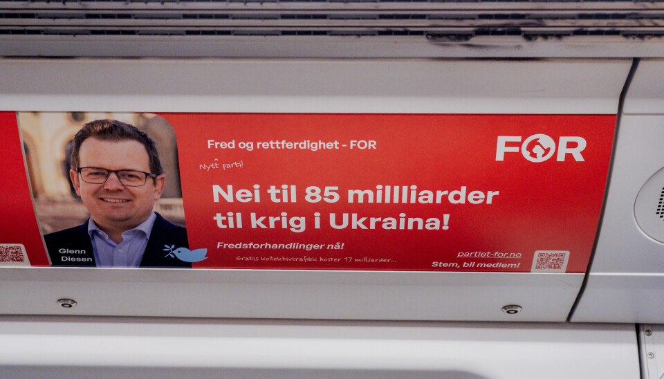 REKLAME: For er et nytt parti. De har fått hengt opp plakater på T-banen i Oslo. Bildet viser plakater på T-banen i Oslo. Det er fra et nytt parti som er kritisk til norsk støtte til Ukraina.