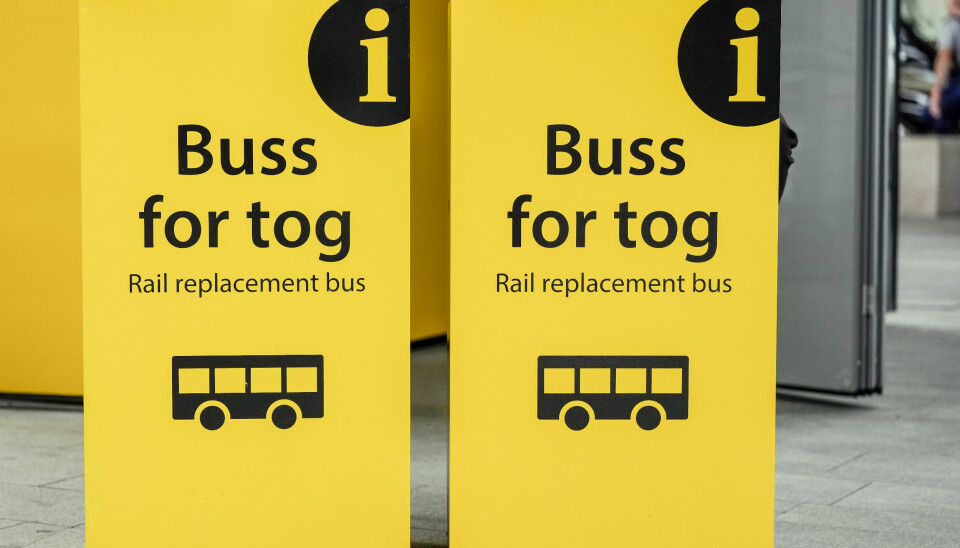 BUSS FOR TOG: Sjekk hvilke steder du må ta buss for tog i sommer. Bildet viser gule skilt der det står Buss for tog. Foto: Beate Oma Dahle / NTB