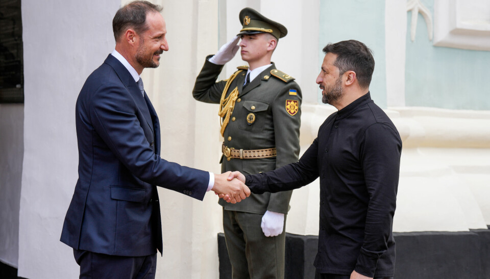 I UKRAINA: Kronprins Haakon hilser på Volodymyr Zelenskyj. Bildet viser Norges kronprins Haakon som hilser på Ukrainas president Volodymyr Zelenskyj. Foto: Heiko Junge / NTB