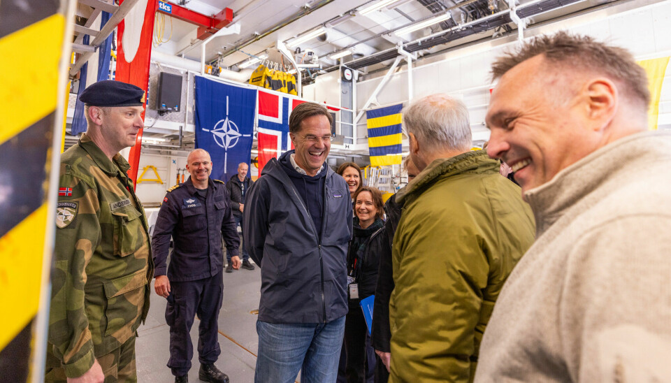 GLADE: Det virker som det er god stemning under besøket på Ramsund. Bildet viser Mark Rutte på Ramsund, sammen med flere personer fra forsvaret.
