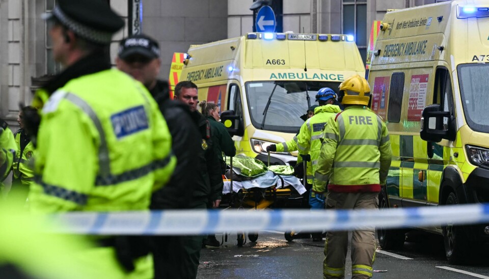 ALVOR: Over halvparten av de som ble skadet måtte til sykehus for behandling. Bildet viser ambulanser, politifolk og en brannmann i gaten hvor flere mennesker ble påkjørt.