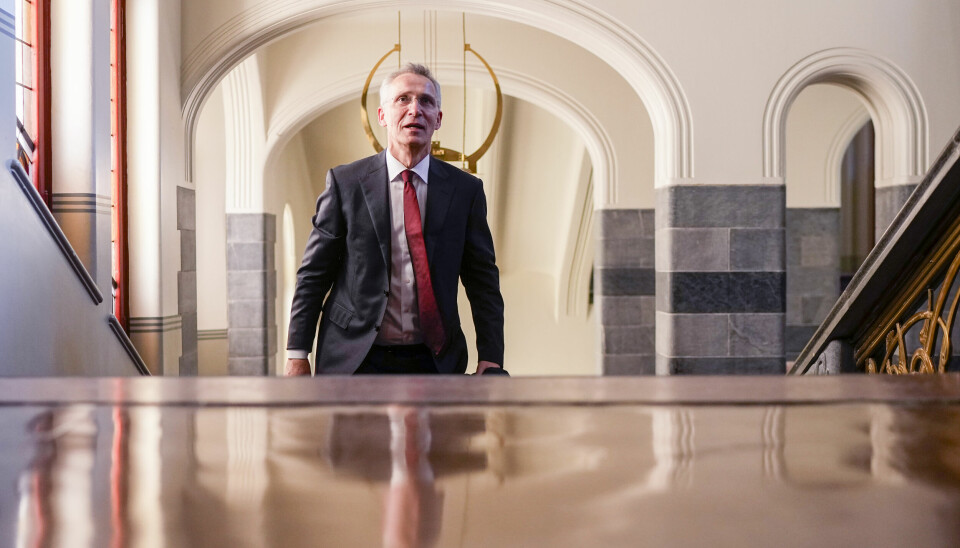 INGEN GLORIE: Jens Stoltenberg fikk ikke ta på seg englevingene etter forslaget på om tilfeldig trekning av skattelette. Bildet viser finansminister Jens Stoltenberg som går opp en trapp. Bak ham er det en lampe som omkranser hodet hans.