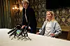 Therese Johaug sitter ved et bord med flere mikrofoner foran seg. En mann står ved siden av. De holder pressekonferanse.