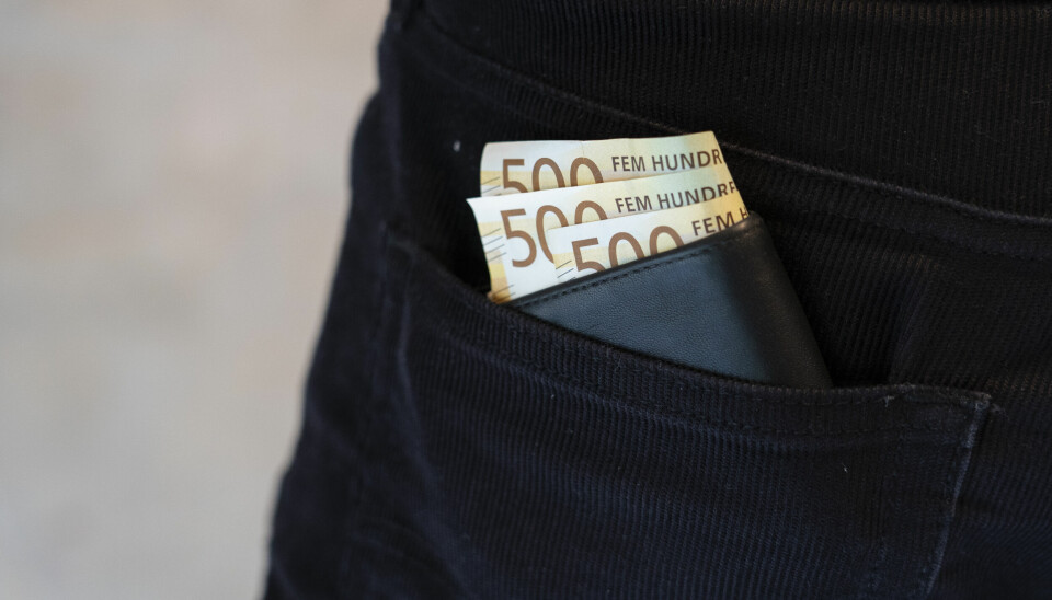FERIEPENGER: Når feriepengene kommer, får du mer utbetalt enn vanlig lønn. Bilde av lomme med 500-kronersedler i. Foto: Gorm Kallestad / NTB