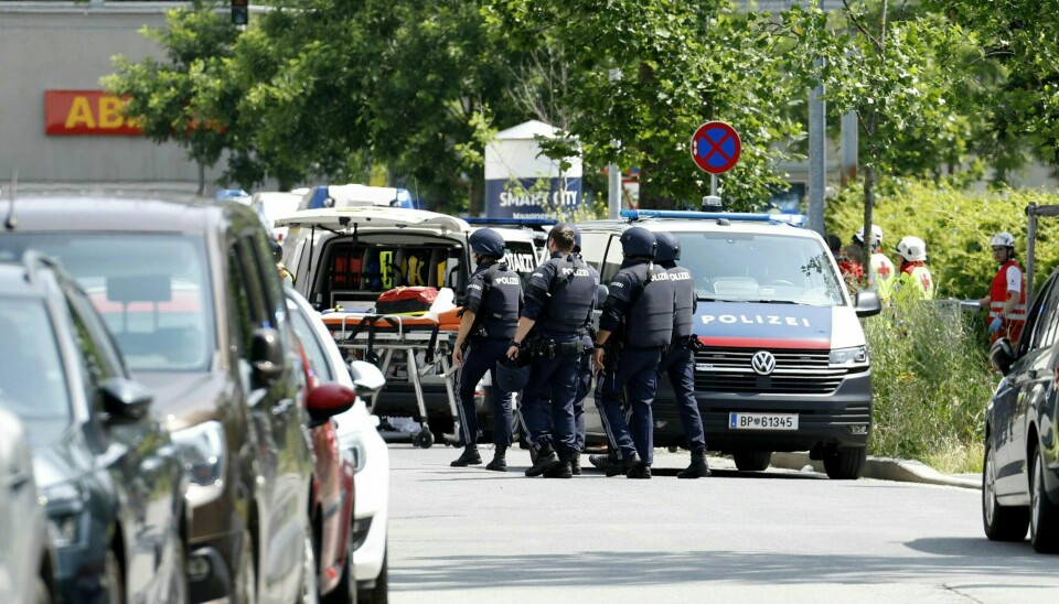 SKOLESKYTING: Flere skal være drept i skoleskyting i Østerrike. Bildet viser politiet på steder der det har skjedd en skoleskyting i Østerrike. Photo by ERWIN SCHERIAU / APA / AFP
