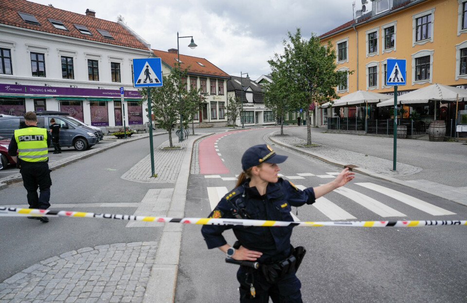 DRAP: Politiet sperret av området i Hønefoss sentrum tirsdag. En kvinne ble drept med kniv i gata. En mann er siktet for drapet.