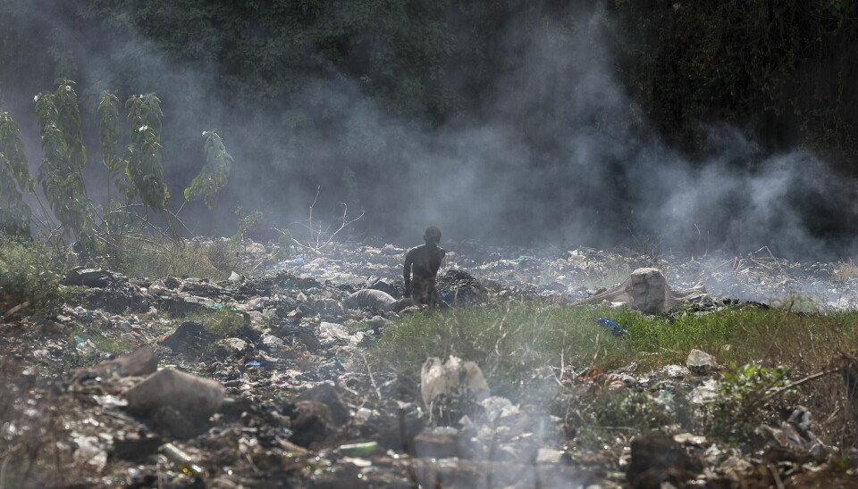 FØLGER TRENDEN: Både i 2023 og i 2024 ble det satt nye rekorder for utslipp av CO2. 2025 vil trolig følge på. Bildet viser gass som stiger opp fra en søppelfylling i Nairobi, Kenya.
