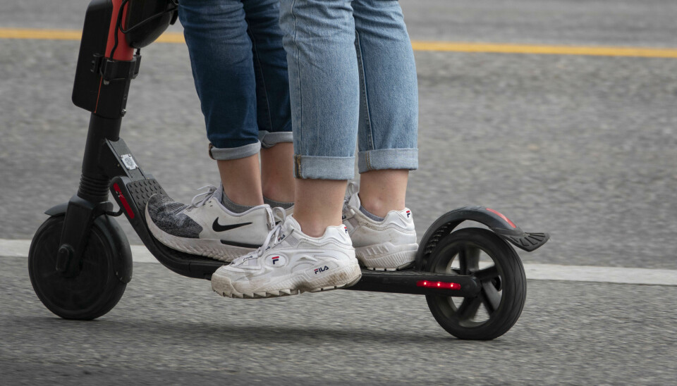 FORBUDT: Det er forbudt å være to på én elsparkesykkel. Politiet får stadig flere meldinger om lovbrudd blant ungdommer.