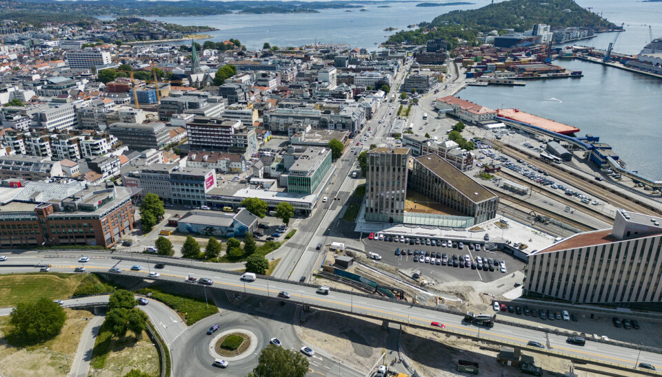 FLYKTNINGER: Kristiansand kommune er en kommune som tok imot mange flyktninger i 2024. Det viser tall fra IMDI. Bilde av Kristiansand fra luften. Foto: Tor Erik Schrøder / NTB