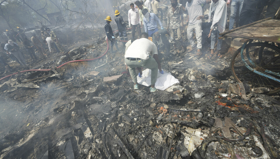 STYRT: Flyet styrtet etter at det tok av. Her jobber redningsfolk på stedet.