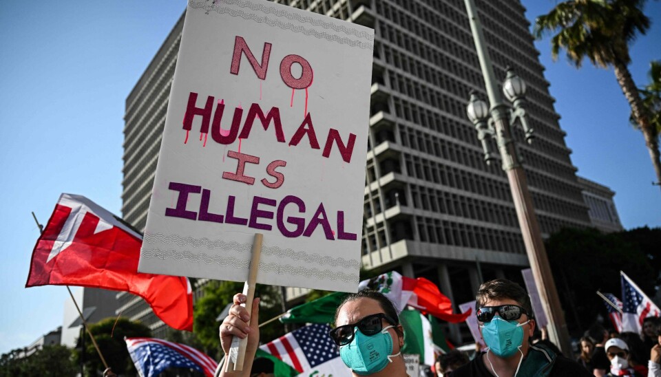 REAGERER: Folk protesterer mot Trump i Los Angeles i California. Bildet viser en demonstrant i Los Angeles. Folk protesterer mot Trumps politikk for innvandrere. Photo by RONALDO SCHEMIDT / AFP / NTB