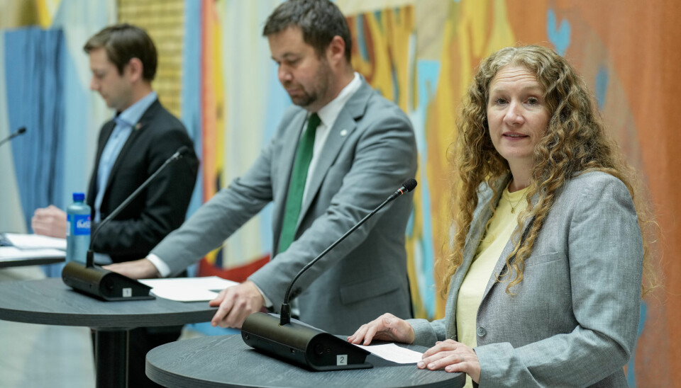 BUDSJETT: Ap, Sp og SV er enige om revidert nasjonalbudsjett. Bildet viser leder av finanskomiteen Tuva Moflag (Ap), Geir Pollestad (Sp) og Andreas Sjalg Underland (SV) under en pressekonferanse i vandrehallen på Stortinget. Foto: Fredrik Varfjell / NTB