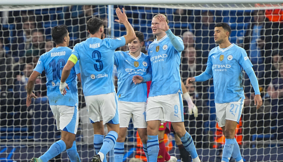 FOTBALL: Erling Braut Haaland og Manchester City feirer et mål. Laget starter den nye sesongen borte mot Wolverhampton. Flere spillere på Manchester City jubler sammen foran et mål. De har lyseblå drakter.
